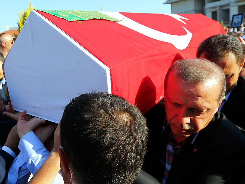 Смертная казнь может быть возвращена в Конституцию Турции в связи с попыткой военного переворота в стране, заявил президент Турции Тайип Эрдоган. Выступая на церемонии похорон жертв путча в Стамбуле он уточнил, что происходит это по требованию народа