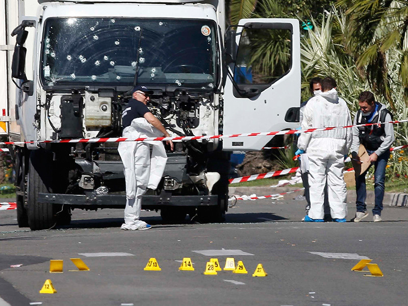 Премьер-министр Франции Мануэль Вальс заявил, что уроженец Туниса Мохамед Ляуэж Булель, совершивший теракт в Ницце, возможно, был "связан с радикальным исламизмом"