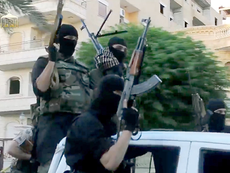 Боевики террористической группировки "Исламское государство" (ИГ, запрещенная в РФ организация) прилюдно обезглавили нескольких игроков футбольной команды, выступавшей за сирийский город Ракка