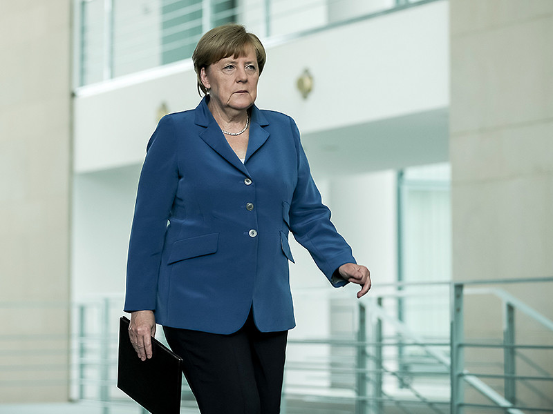Канцлер Ангела Меркель решила прервать свой отпуск на фоне звучащих на родине и за рубежом обвинений в том, что ее политика открытых дверей для беженцев привела к разгулу исламистского терроризма в стране