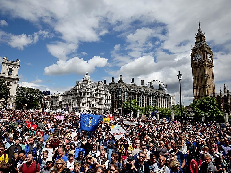 Десятки тысяч жителей Лондона в субботу вышли в центр города на марш против Brexit