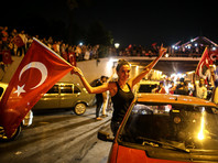 В результате люди, поддерживающие Эрдогана, вышли на улицы, и путч был подавлен