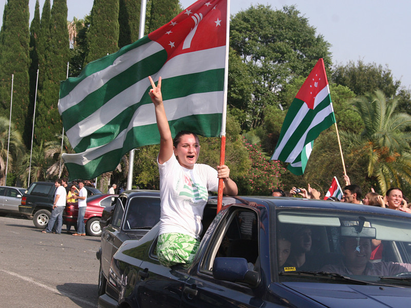 В Абхазии прошел митинг в поддержку руководства республики