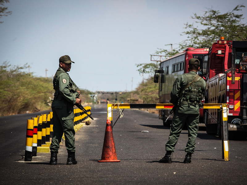 Граница между Венесуэлой и Колумбией была закрыта по приказу венесуэльского президента Николаса Мадуро, который объяснил свое решение борьбой с контрабандой