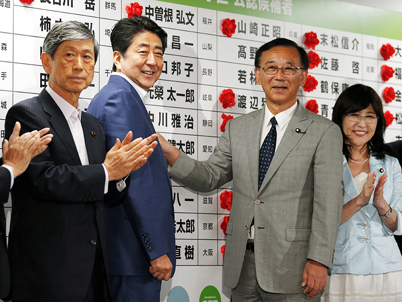 В Японии правящая коалиция в составе Либерально-демократической партии во главе с премьер-министром страны Синдзо Абэ и партии Комейто уверенно побеждает на завершившихся в воскресенье выборах в верхнюю палату парламента
