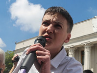 В Одессе неизвестные хулиганы попытались забросать куриными яйцами депутата Верховной Рады Украины Надежду Савченко, когда она выступала на митинге