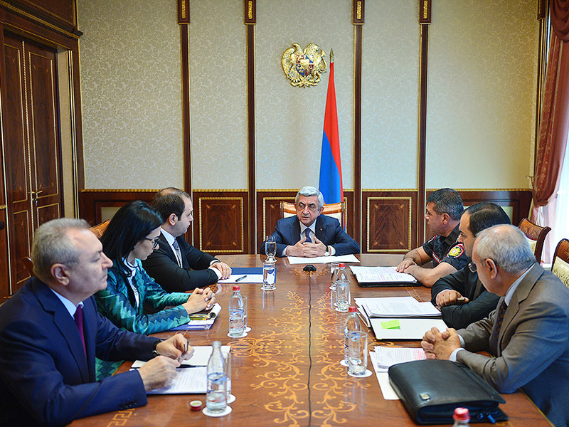 Армянский лидер Серж Саргсян провел совещание с руководителями Службы национальной безопасности, полиции, прокуратуры и следственных органов, обсудив ситуацию в Ереване, где вооруженные люди захватили полицейский участок