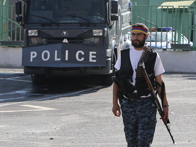 Служба национальной безопасности Армении объявила ультиматум вооруженной группе, захватившей 17 июля здание полка патрульно-постовой службы (ППС)в Ереване. Захватчикам дали полчаса на то, чтобы сложить оружие и сдаться