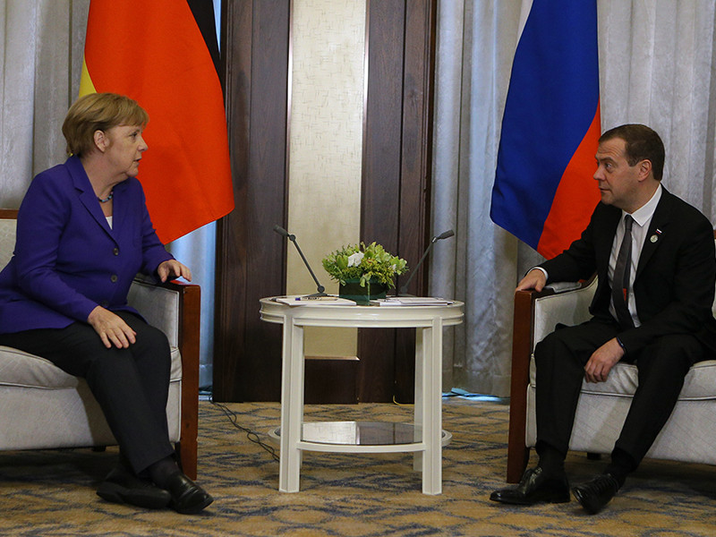 Медведев почти час обсуждал с Меркель ситуацию на Украине и отношения РФ с Евросоюзом время публикации: 09:55