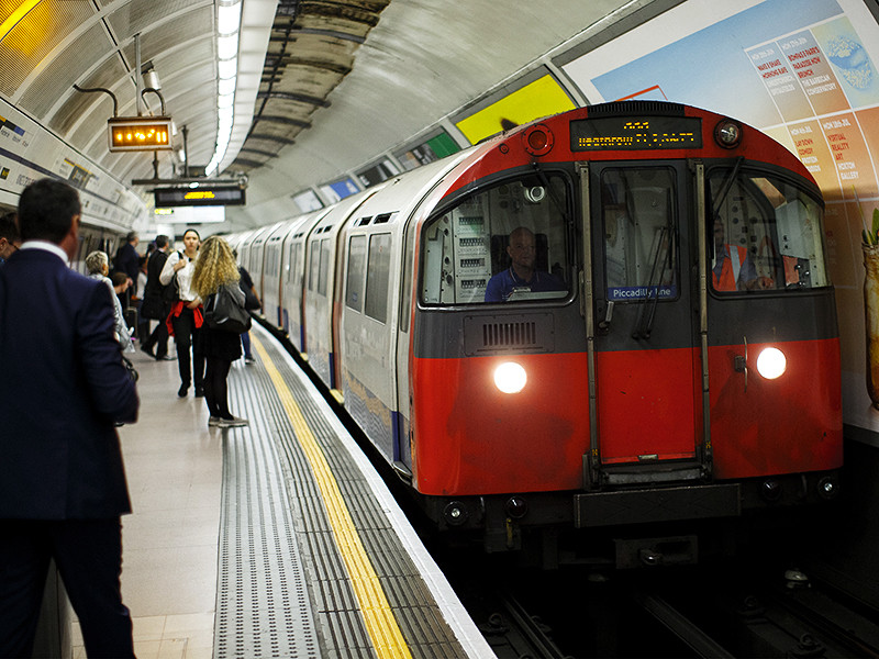 Работа лондонского метро была нарушена из-за чрезвычайного происшествия. В результате поломки рельсового полотна один из поездов был вынужден остановиться прямо в туннеле