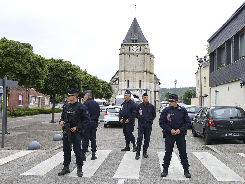 Французская полиция, расследующая нападение на церковь с убийством священника Жака Гамеля в пригороде Руана в регионе Нормандия на северо-западе Франции, задержала 22-летнего сирийца, искавшего убежище во Франции
