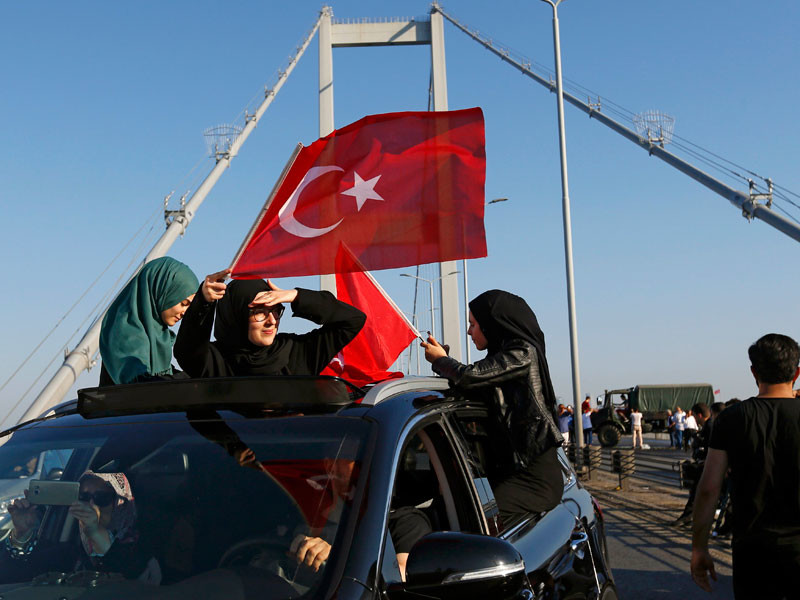 В Стамбуле возобновилось движение по мосту через Босфор