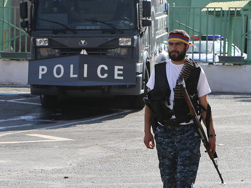 Власти Армении в очередной раз призвали членов вооруженной группы, захватившей 17 июля здание полка патрульно-постовой службы (ППС) в столице страны Ереване, сложить оружие и сдаться