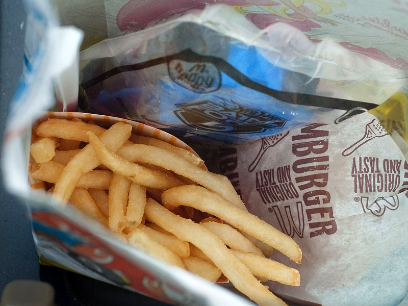 Американская сеть закусочных McDonald's объявила об отзыве по всему миру более 30 млн пластиковых браслетов Step-It Fitness, предназначенных для детей и выдающихся бесплатно при покупке набора еды Happy Meals