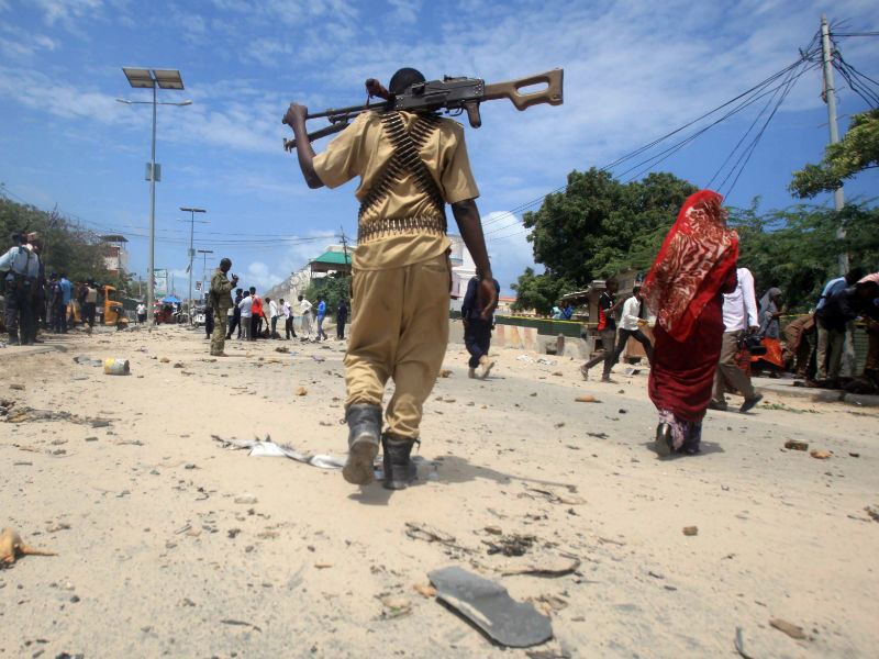 В городе Галькайо в автономном районе Пунтленд в центральной части Сомали произошло два взрыва, погибли 21 человек и двое террористов-смертников. Об этом сообщает CNN со ссылкой на местные власти