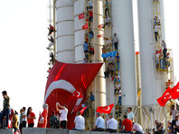 Люди начали собираться на площади для митингов в стамбульском районе Йеникапы задолго до начала мероприятия
