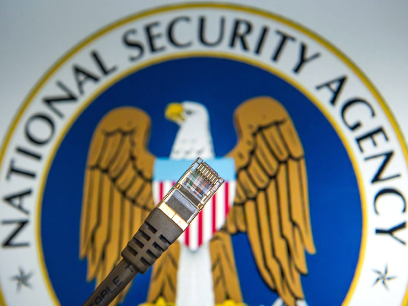 Неизвестная ранее хакерская группировка Shadow Brokers 13 августа сообщила о похищении кибероружия у структуры, которую ранее связывали с Агентством национальной безопасности (АНБ, NSA) США. Хакеры выставили часть полученных данных на аукцион