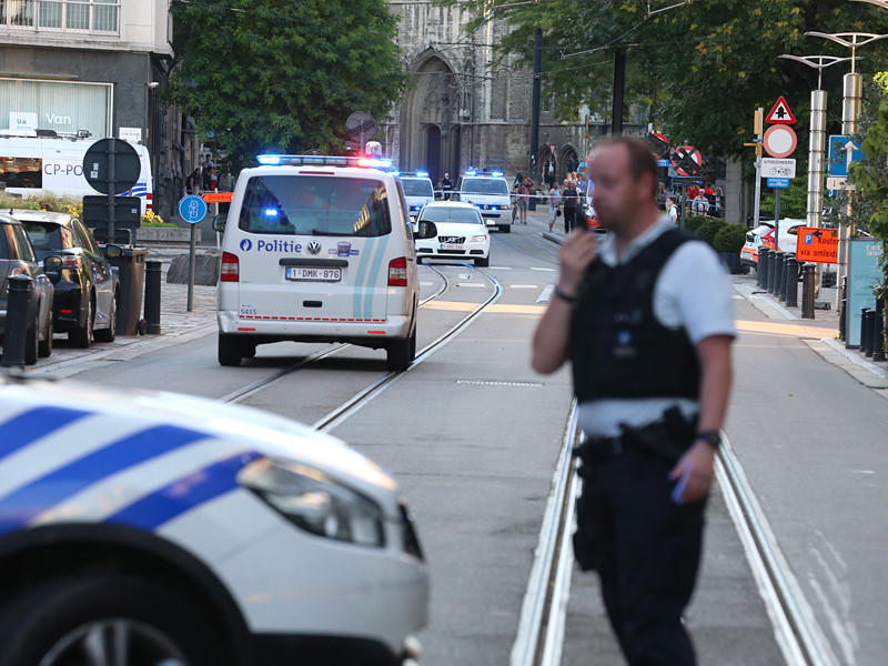 В бельгийском городе Гент полицейский застрелил вооруженного мужчину, зашедшего в одно из местных кафе