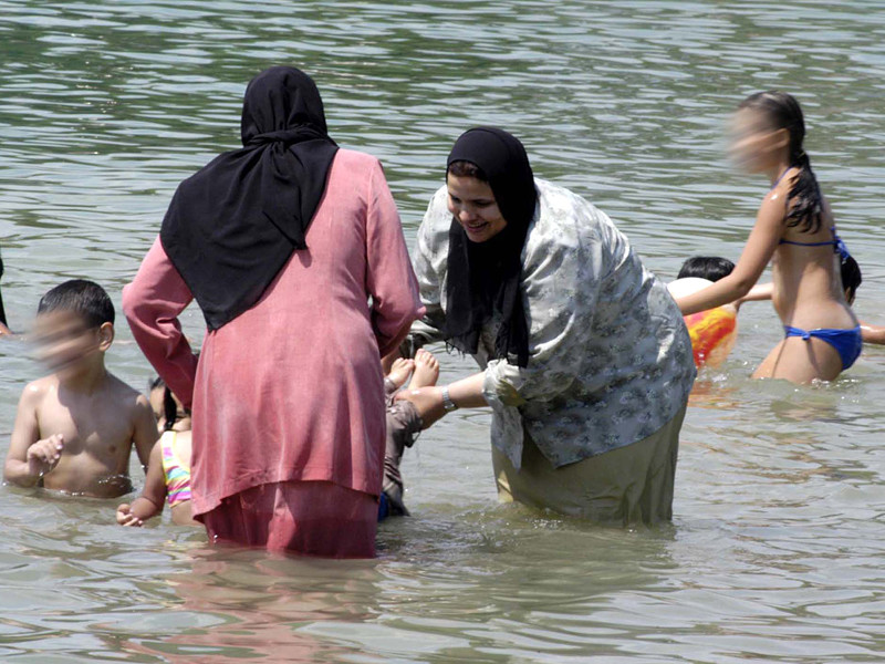 Власти Ниццы ввели законодательный запрет на купание и нахождение на общественном пляже в буркини - популярном у мусульманок костюме, полностью закрывающем тело и покрывающем голову