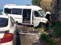 Микроавтобус с российскими туристами попал в аварию в Абхазии утром 3 августа. В результате происшествия один человек погиб. Еще 20 человек пострадали и госпитализированы, сообщает МЧС республики