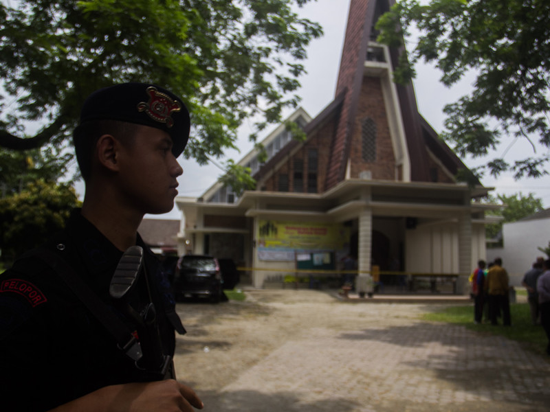 Индонезийские правоохранительные органы задержали в провинции Северная Суматра предполагаемого сторонника террористической группировки "Исламское государство" (ИГ, запрещена в РФ), который пытался совершить теракт в католическом соборе