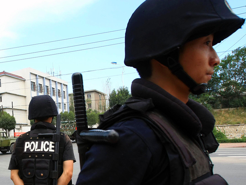 В городе Байинь в северо-западной китайской провинции Ганьсу полиция задержала маньяка, ускользавшего от полиции на протяжении 28 лет, получившего в местных СМИ кличку "китайский Джек Потрошитель" и подозреваемого в 11 убийствах и изнасилованиях