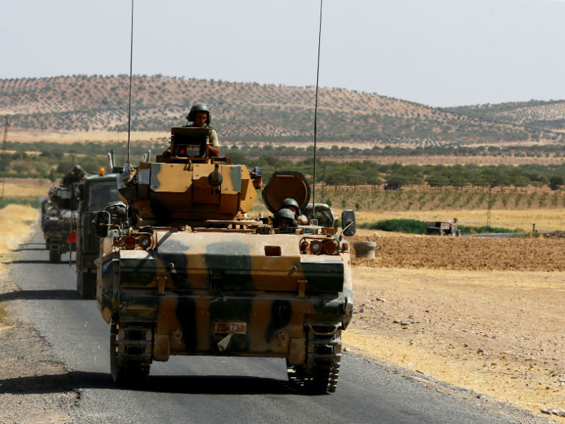 Один турецкий военный погиб, еще трое получили ранения в ходе наземной операции в Сирии под названием "Щит Евфрата", начавшейся 24 августа. Это первая потеря турецкой стороны после ввода войск на сирийскую территорию