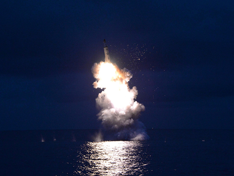 Лидер КНДР Ким Чен Ын назвал проведенное накануне удачное испытание баллистической ракеты с подводной лодки самым большим успехом для своей страны, который поставил ее в "первые ряды" ядерных вооруженных сил