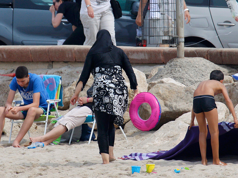 Премьер-министр Франции Мануэль Вальс в интервью газете La Provence поддержал мэров французских городов, запрещающих закрытые купальные костюмы - буркини - на общественных пляжах