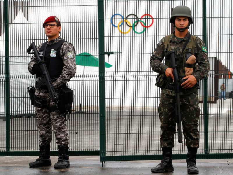 Полиция разогнала демонстрантов в пригороде Рио, преградивших путь Олимпийскому огню