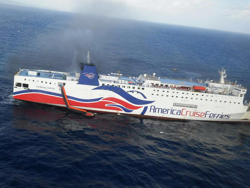 В Карибском море эвакуировали более 500 пассажиров с загоревшегося парома, возвращавшегося из Доминиканы