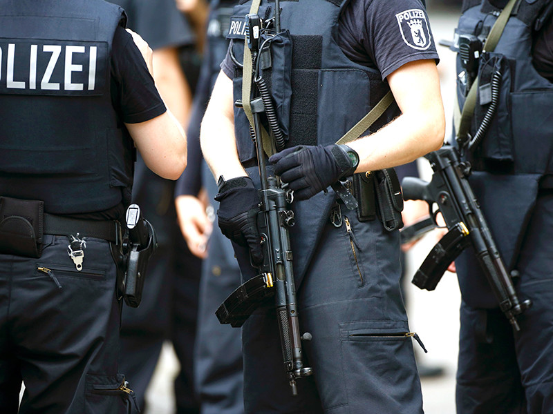 Полиция штурмом взяла кафе "Дубровник" в немецком городе Саарбрюкене, где забаррикадировался окровавленный мужчина, выгнавший оттуда всех посетителей. Вопреки утверждениям очевидцев, оружия при нем не нашли