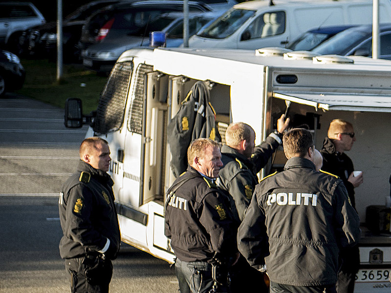 В Дании на острове Фюн мужчина угрожает взорвать себя в центре содержания беженцев. "Человек находится на крыше центра для беженцев. На месте находятся полиция и спасатели, жители центра эвакуируются", - сообщается в пресс-релизе полиции