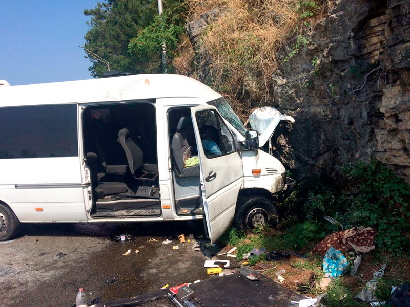 Микроавтобус с россиянами попал в ДТП в Абхазии: один погибший, 20 раненых
