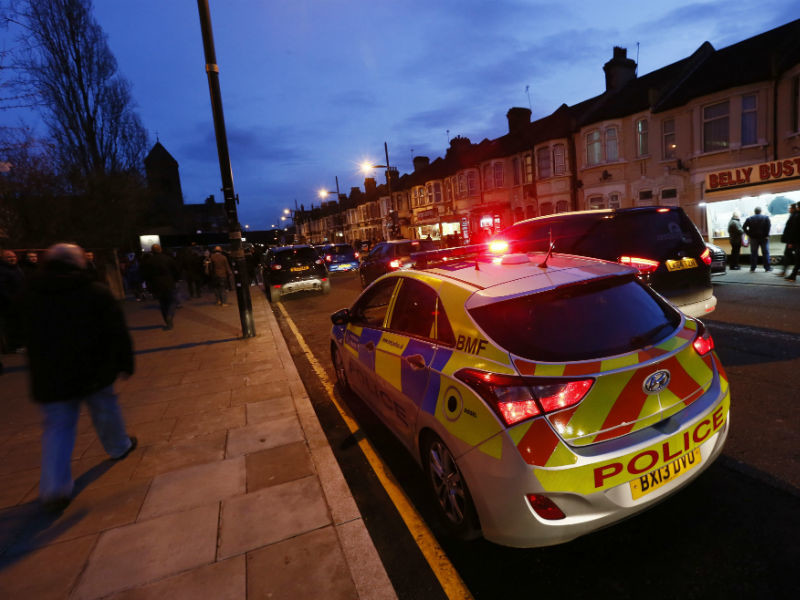 Неизвестный с ножом напал на людей на площади Рассела в центральной части Лондона. Одна женщина убита и еще шесть человек получили ранения, сообщает местная полиция. Подозреваемый был задержан с помощью электрошокера. В районе преступления усилены меры безопасности