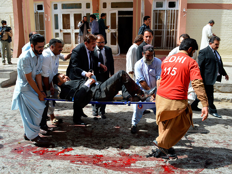 Ответственность за взрыв в госпитале Пакистана взяли на себя "Талибан" и "Исламское государство"