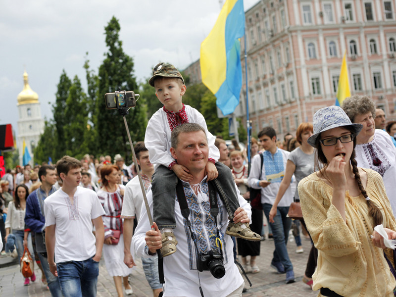Опрос: 65% украинцев хотят уехать из страны за границу