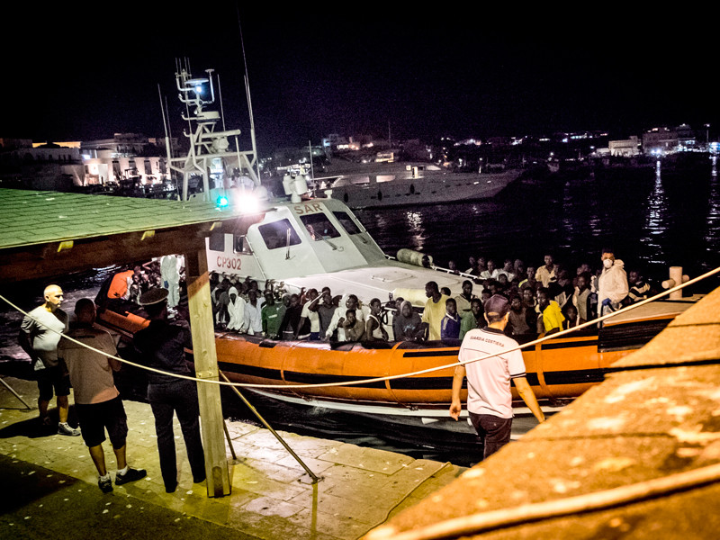 Служба береговой охраны Италии за сутки спасла 6,5 тыс. мигрантов у берегов Ливии