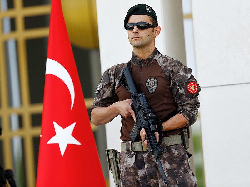 В Турции в среду, 17 августа, в рамках чрезвычайного положения изданы два указа об увольнении более двух тысяч сотрудников полиции, а также сотен военных и сотрудников министерства связи