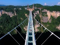 В Китае в субботу открылся для посетителей самый длинный и высокий стеклянный мост в мире: прозрачная трасса длиной более 400 и шириной 6 метров пролегает над пропастью в нацпарке Чжанцзяцзе