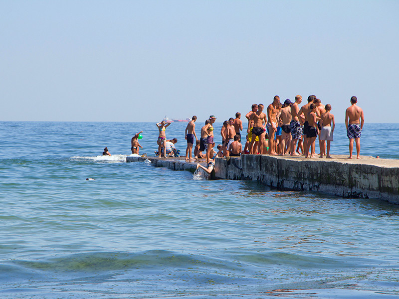 В Одессе департамент городского хозяйства и специалисты санэпиднадзора не рекомендовали одесситам и туристам купаться в море рядом с городскими пляжами из-за нечистот, попавших в Черное море во время воскресного ливня
