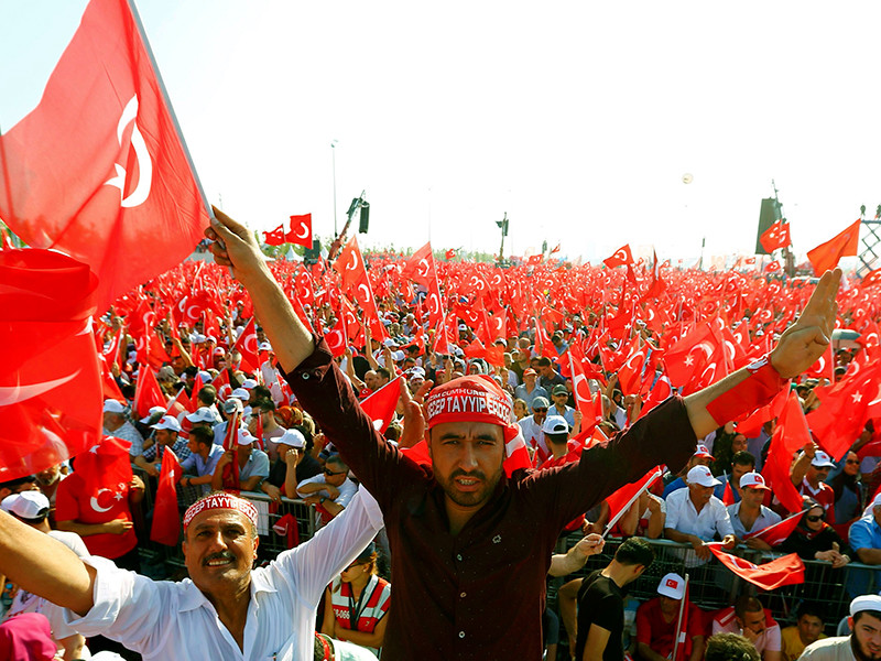 Провластный митинг в крупнейшем городе Турции Стамбуле собрал до миллиона человек