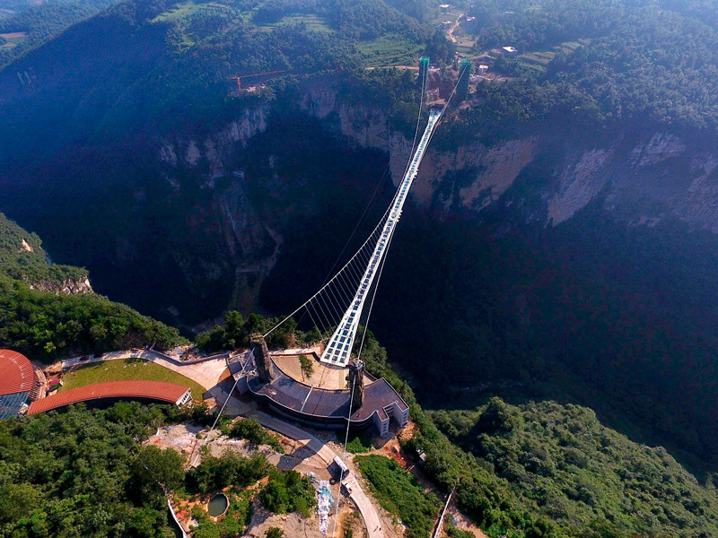 В Китае открыли самый длинный стеклянный мост в мире - на высоте 300 метров