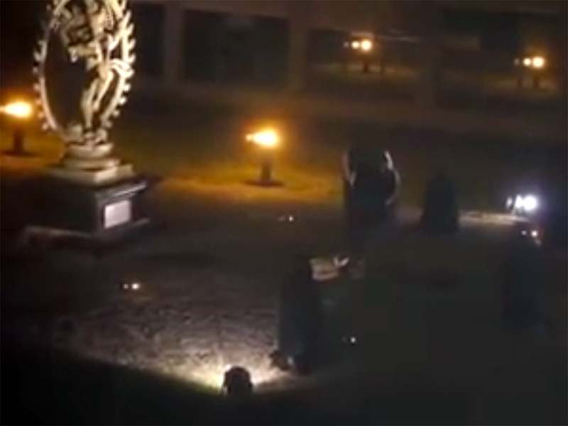 Совет Европейской организации по ядерным исследованиям начал внутреннее расследование после того, как в интернете появилось видео с постановочным роликом, снятым на территории кампуса, в котором показаны кадры человеческого жертвоприношения возле статуи индуистского бога Шивы
