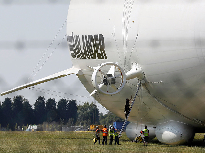 В Великобритании самый длинный в мире самолет-дирижабль Airlander 10 во время второго испытательного полета в среду, 24 августа, задел телеграфный столб, неудачно приземлился и получил повреждение носовой части