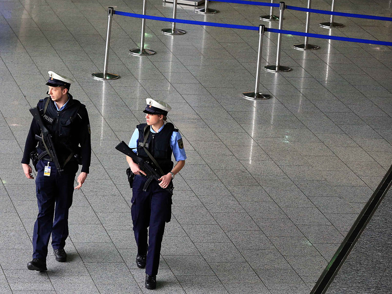 В аэропорту немецкого города Франкфурт-на-Майне проводится эвакуация пассажиров в связи с угрозой взрыва