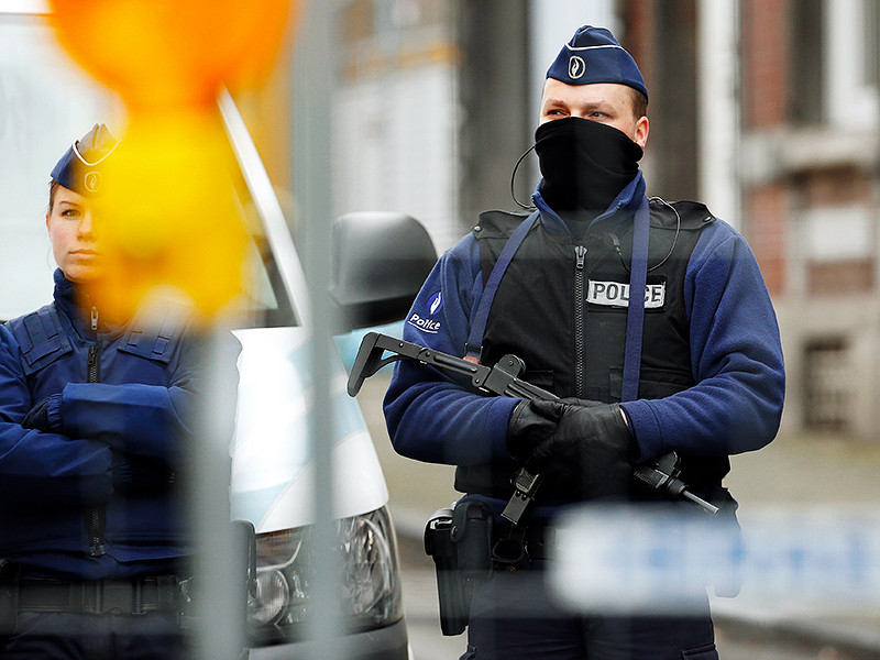 В бельгийском городе Льеж задержали человека с мачете. Полиция оцепила один из кварталов, эвакуировав граждан, после сигнала о человеке с большим ножом