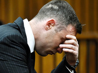 Легкоатлет-паралимпиец из ЮАР Оскар Писториус, приговоренный к 6 годам тюремного заключения за убийство подруги Ривы Стинкамп, был доставлен из тюрьмы в больницу с ранениями запястьев