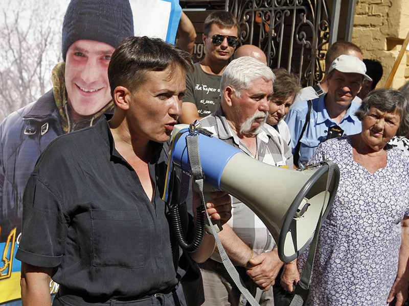 Депутат Верховной Рады Украины Надежда Савченко 8 августа посетила митинг "Не бросай своих", посвященный обмену украинских военных, плененных в Донбассе, возле администрации президента страны