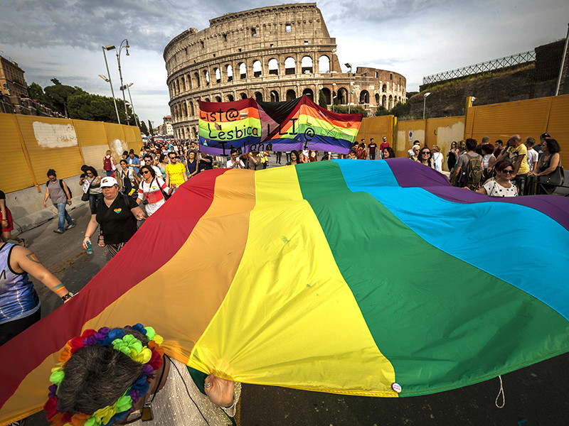 В итальянском городе Реджо-Эмилия в области Эмилия Романья вечером 1 августа был заключен первый в истории страны однополый гражданский союз